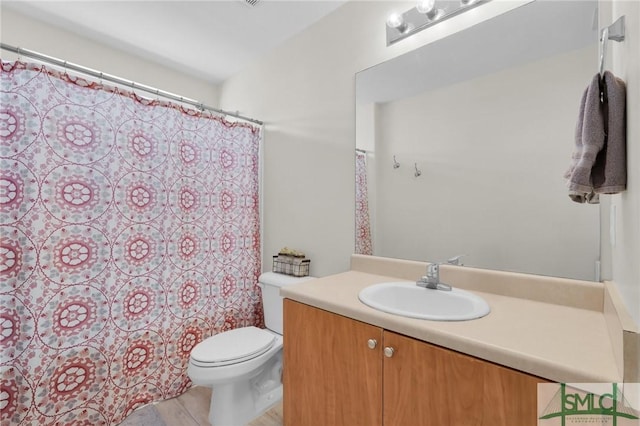 full bath featuring vanity, toilet, and a shower with curtain