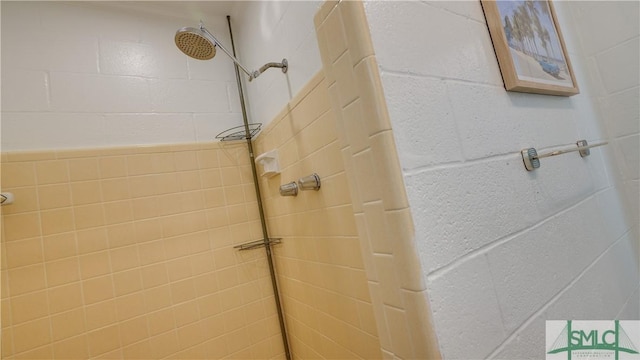 bathroom featuring tiled shower