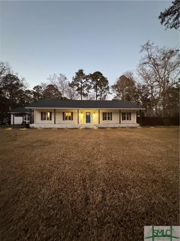 view of front of property featuring a front lawn