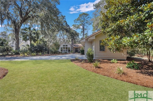 view of yard with driveway