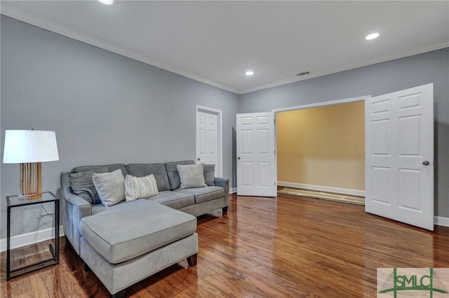 living room featuring baseboards, visible vents, ornamental molding, wood finished floors, and recessed lighting