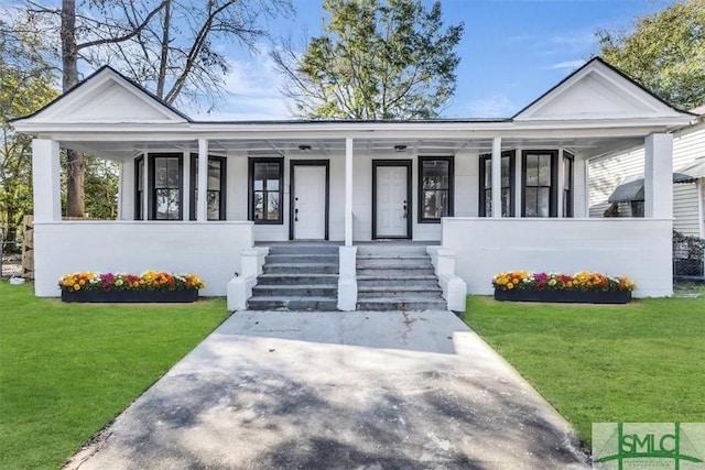 view of front facade with a porch and a front lawn