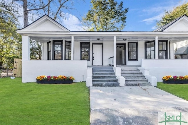 view of front of property featuring covered porch and a front lawn