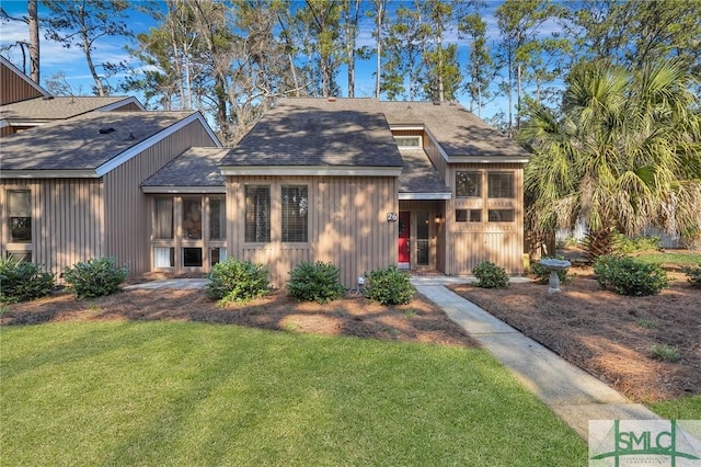 view of front of property featuring a front yard