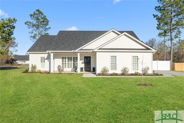 view of front facade featuring fence and a front lawn