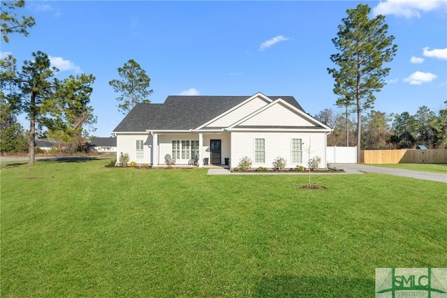 view of front facade with fence and a front lawn