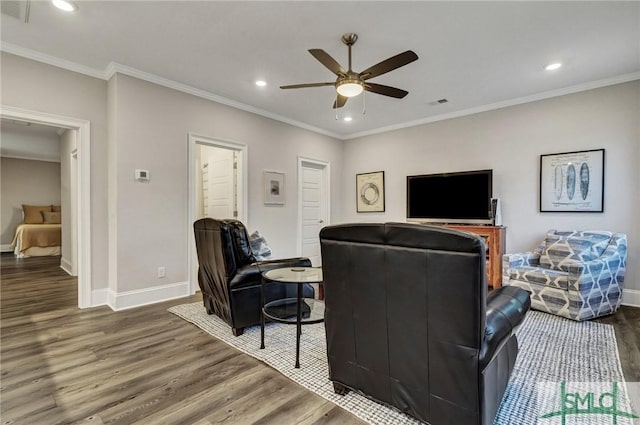 living area featuring crown molding, recessed lighting, a ceiling fan, wood finished floors, and baseboards