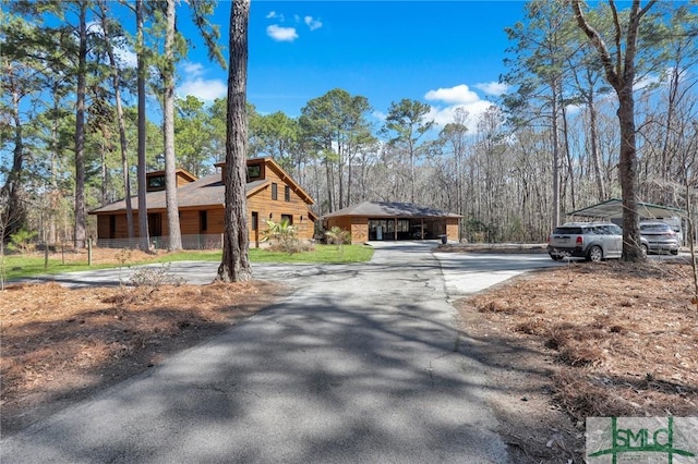 view of front of house with driveway