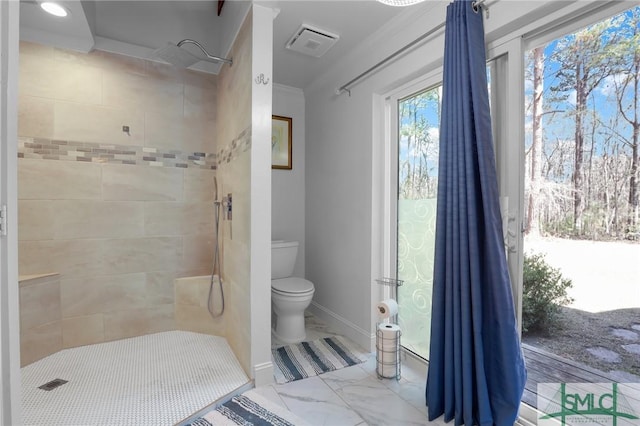 full bathroom with visible vents, tiled shower, toilet, and baseboards