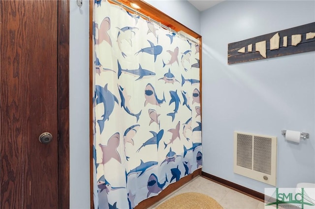 full bath featuring a shower with curtain, tile patterned flooring, visible vents, and baseboards