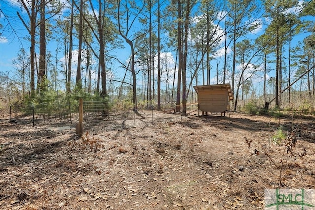 view of yard featuring an outdoor structure