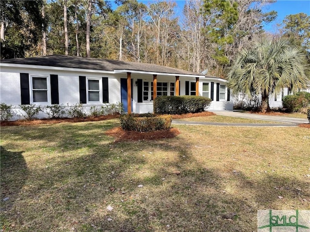 ranch-style house featuring a front yard and brick siding