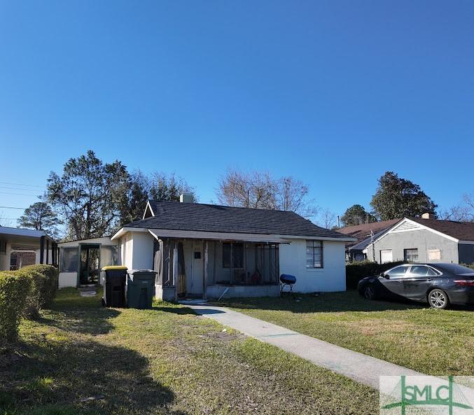 view of front of house featuring a front lawn and stucco siding