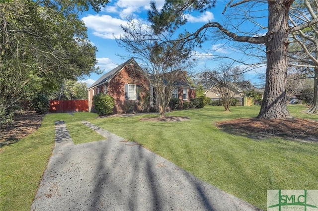 view of front of property featuring a front yard and fence