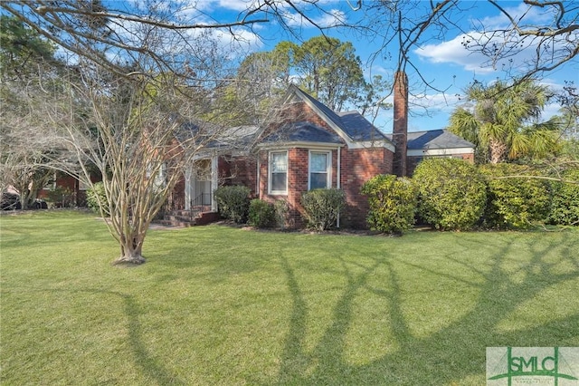 view of front of home featuring brick siding and a front lawn