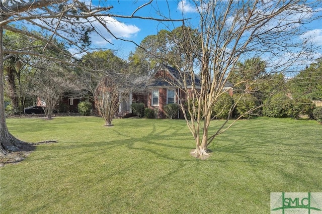 view of front of property featuring a front lawn