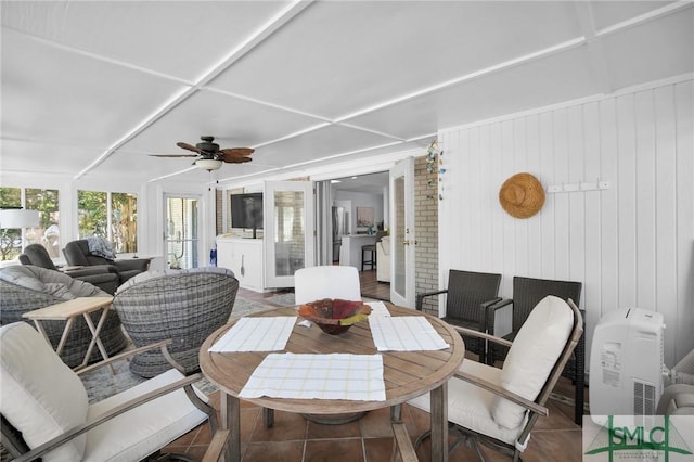 sunroom / solarium featuring a ceiling fan