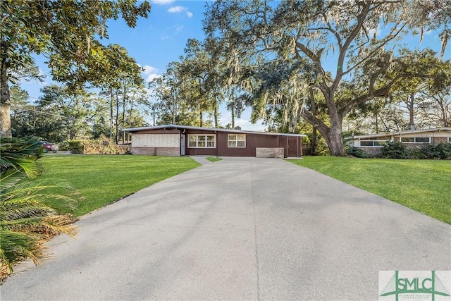 view of front facade featuring a front yard and concrete driveway