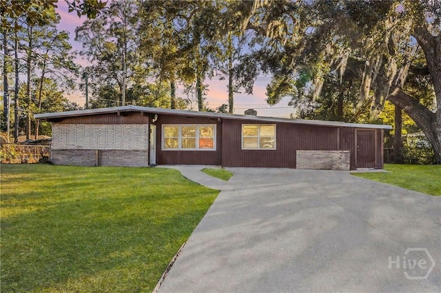 21 Willow Rd, Savannah, GA 31419 - mid-century modern home featuring a front yard and brick siding