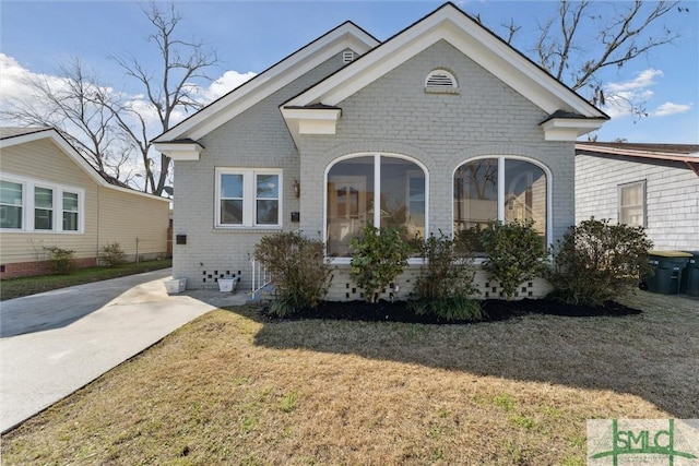 view of front of house featuring brick siding and a front yard