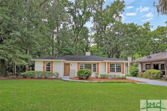 ranch-style home featuring a front lawn