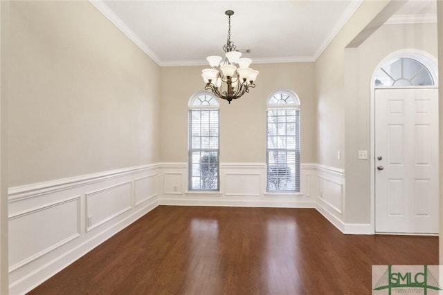 entryway with dark wood-style flooring, crown molding, and an inviting chandelier