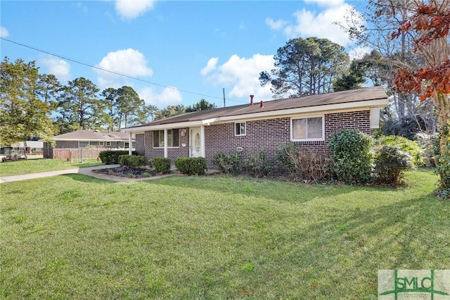 ranch-style house featuring a front lawn and brick siding