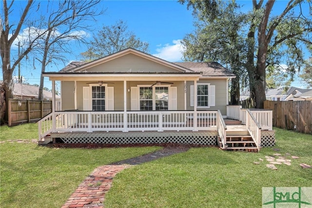 bungalow featuring fence, a ceiling fan, and a front yard