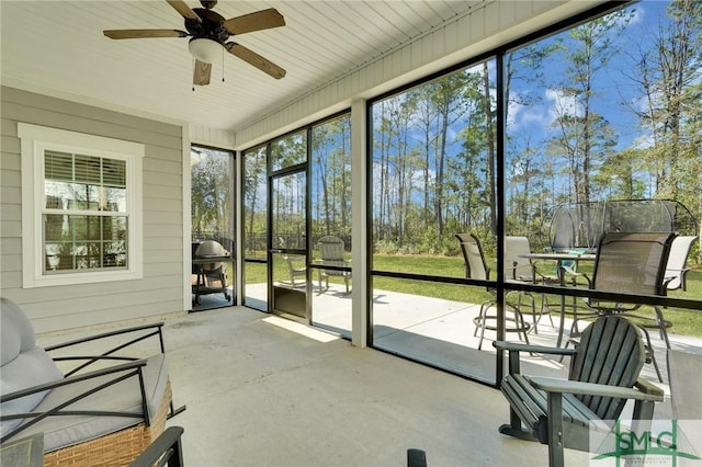 sunroom featuring ceiling fan