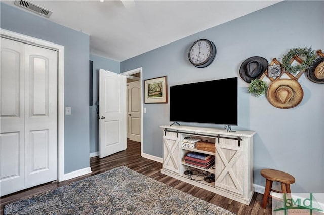 living room featuring visible vents, dark wood finished floors, and baseboards