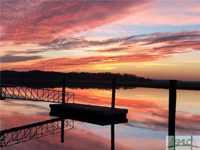 view of water feature with a floating dock