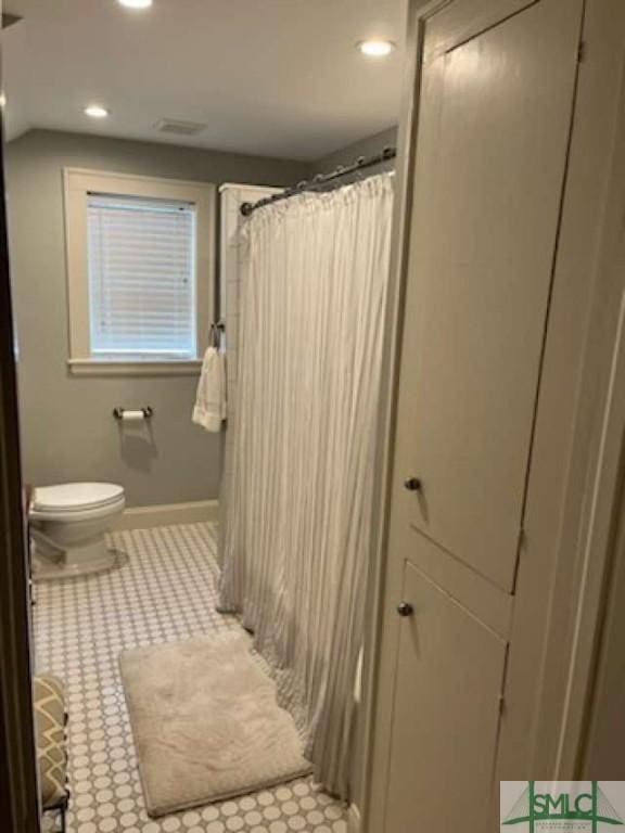 full bath featuring curtained shower, baseboards, toilet, and recessed lighting