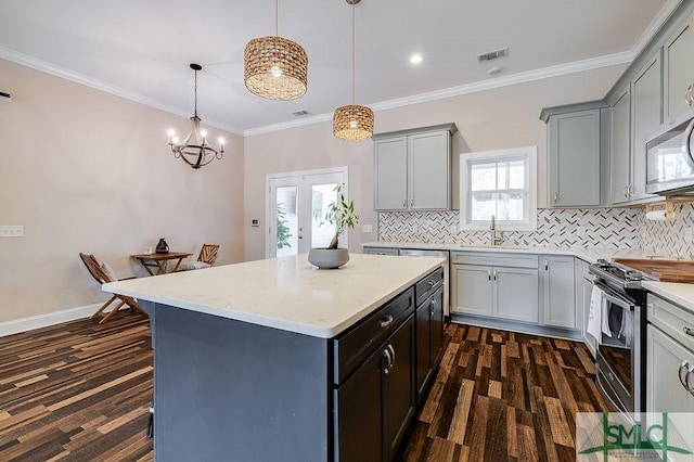 kitchen featuring stainless steel appliances, dark wood-style flooring, decorative backsplash, and crown molding