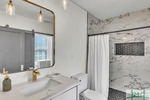 bathroom featuring a shower with shower curtain, vanity, and toilet