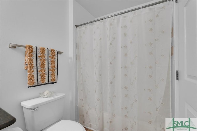 full bath featuring a shower with shower curtain and toilet