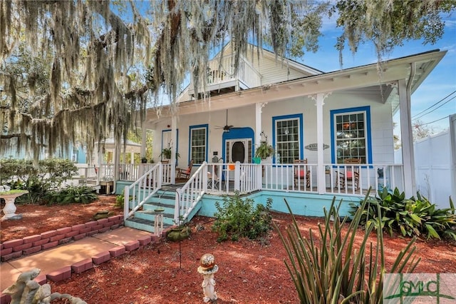 view of front facade featuring ceiling fan and a porch