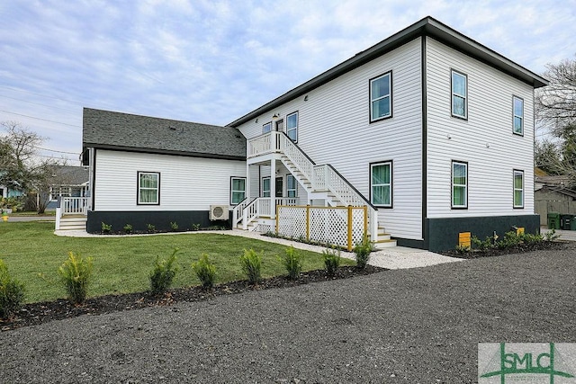 view of front of home featuring a front lawn