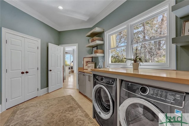 washroom with laundry area, light tile patterned floors, baseboards, and independent washer and dryer