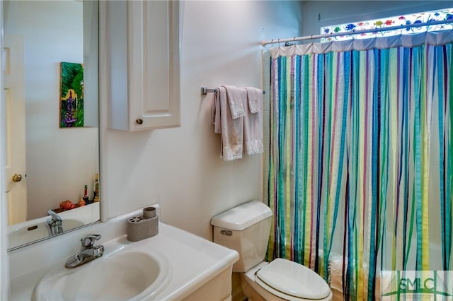 full bathroom featuring vanity, toilet, and a shower with curtain