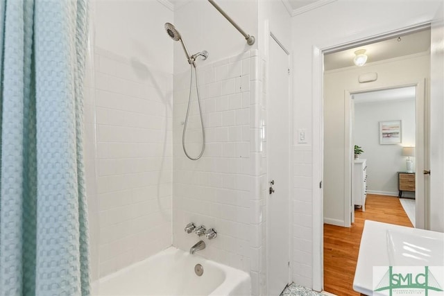 full bathroom featuring baseboards, shower / bathtub combination with curtain, ornamental molding, and wood finished floors