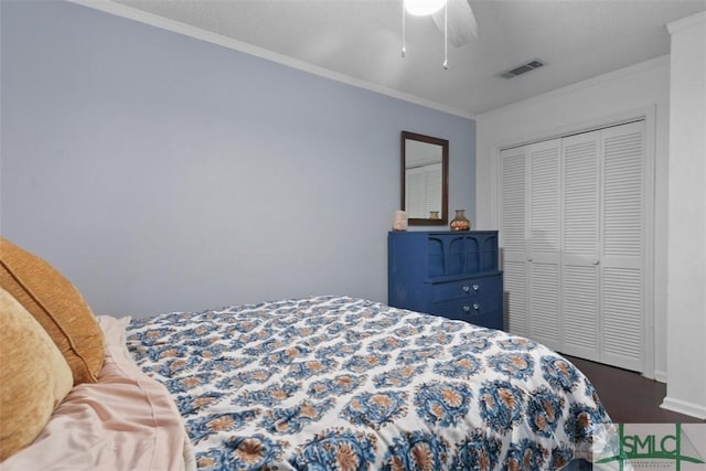 bedroom featuring ceiling fan, visible vents, a closet, and ornamental molding