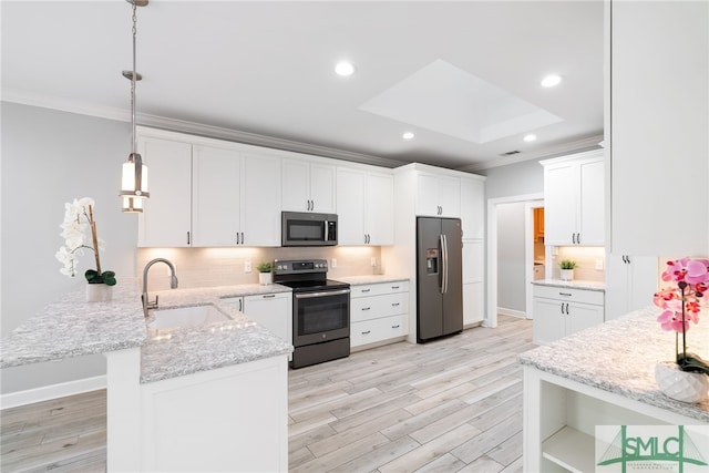 kitchen with stainless steel appliances, ornamental molding, a peninsula, and decorative backsplash