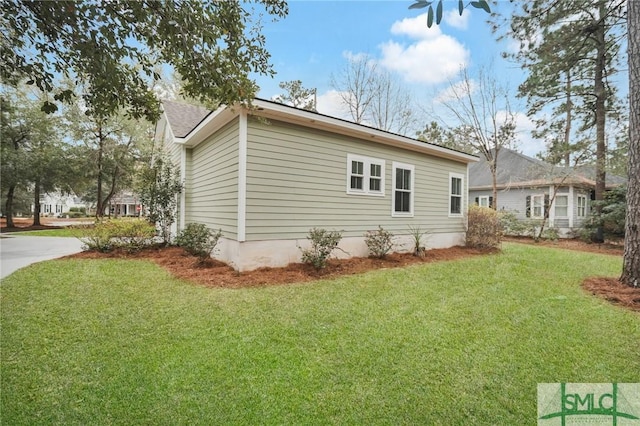 view of side of property featuring a lawn