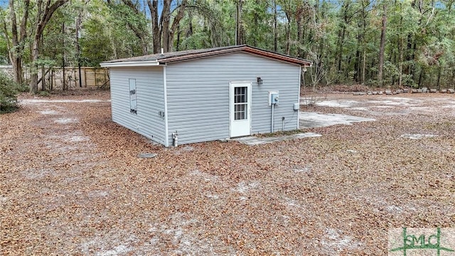 view of outdoor structure featuring an outdoor structure and a wooded view