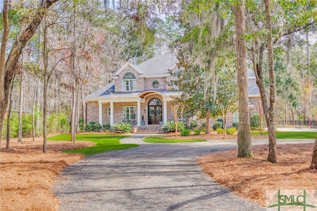 view of front of house featuring a front yard and gravel driveway