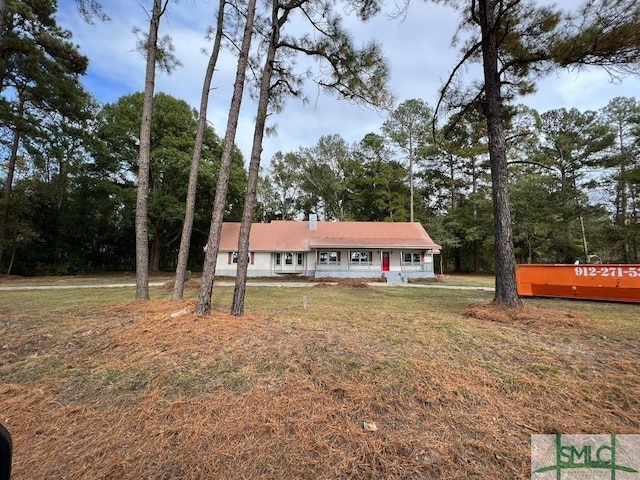 view of front of house featuring a front lawn