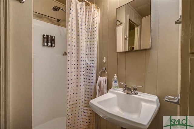 126 Grove Point Island Rd, Savannah, GA 31419 - bathroom featuring a sink and a shower stall