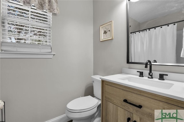 full bathroom with a shower with shower curtain, vanity, and toilet