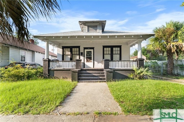 512 W 44th St, Savannah, GA 31405 - bungalow-style house featuring fence and a porch