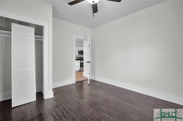 unfurnished bedroom featuring ceiling fan, a closet, baseboards, and wood finished floors